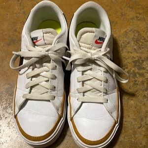 Women’s Nike court legacy